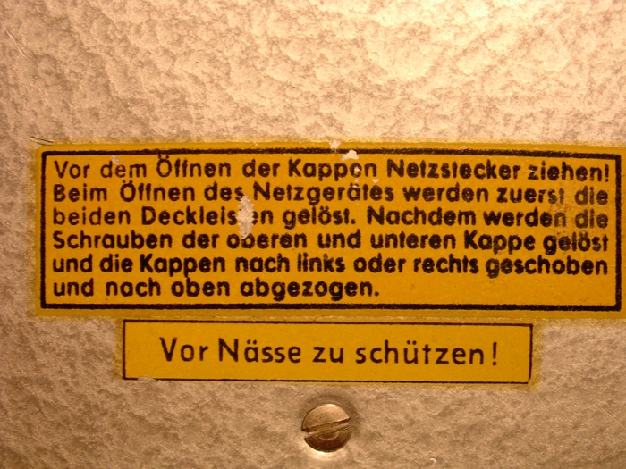  zachoval� n�pis na spodn�m krytu p��stroje