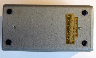 Napaje� NEUMANN N61V - zachovan� n�lepka na spodn�m krytu