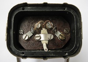 ribbon microphone FRANTI�EK LIPPER p�ipojovac� termin�l - pohled ze spodu