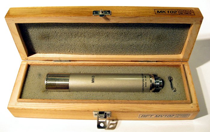 Mikrofon RFT MV102 Nr.17042 s mikrofonn� vlo�kou RFT MK102 Nr.19876 v origin�ln� krabi�ce