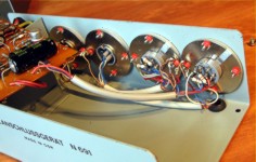 Konektory z vnit�n� strany napaje�e.