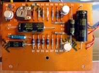 Deska plo�n�ho spoje se sou��stkami usm�r�ova�e a stabiliz�toru nap�t�.