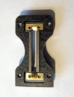 Kulisa magnetick�ho obvodu s vlo�en�mi magnety p�ed osazen�m p�sku