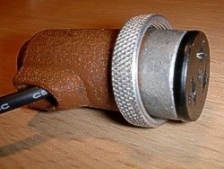 Konektor k t�mto mikrofon�m s integrovan�m dr��kem