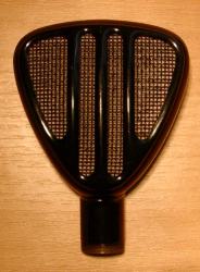 Mikrofon TESLA 516002. T�lo mikrofonu je z lisovan�ho ocelov�ho plechu
v��ka 11 cm, v�ha 156 g