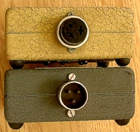 P�vodn� t��kol�kov� konektory TESLA