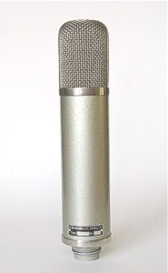 Mikrofon Neumann UM57 zadn� pohled